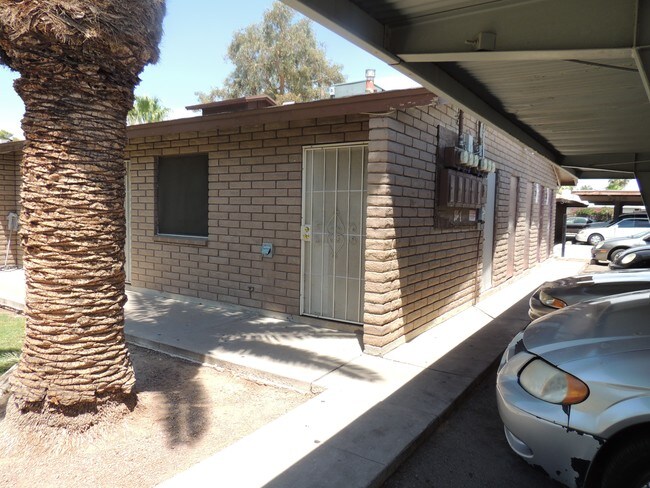 Foto del edificio - Thunderbird Apt.