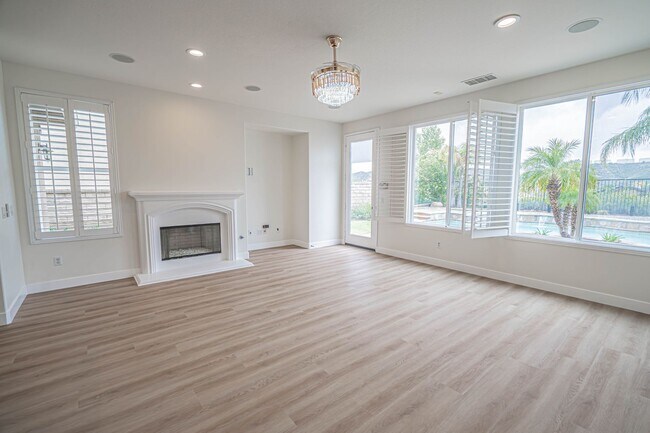 Foto del edificio - Spacious 4-Bedroom Pool Home in Saugus with Stunning Views & Community Amenities!