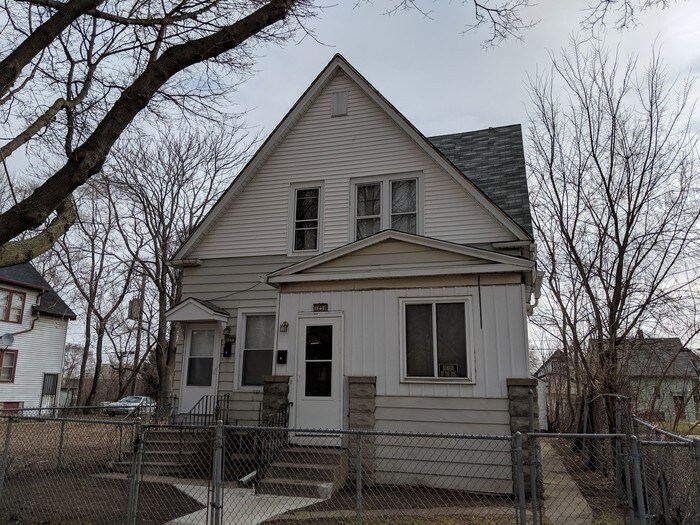 Lower Duplex Fenced Yard Room for Rent in Milwaukee, WI
