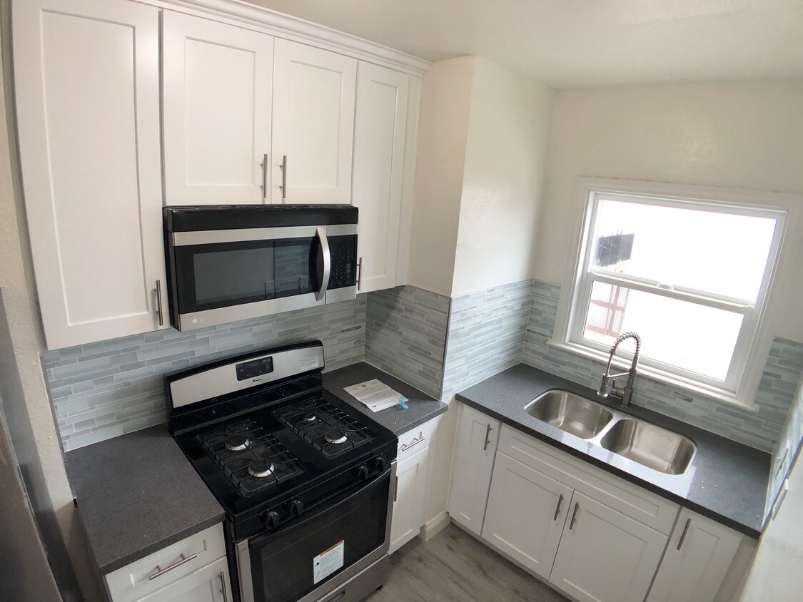 Foto principal - 1765 E 42nd St
