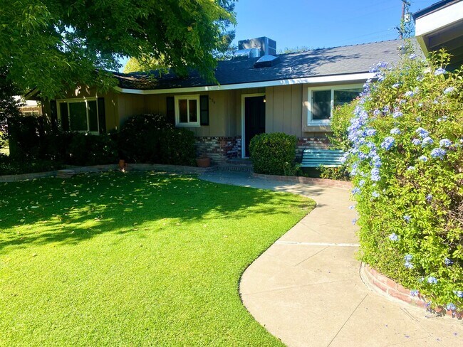 Building Photo - Charming 3/2 Cottage in Old Fig