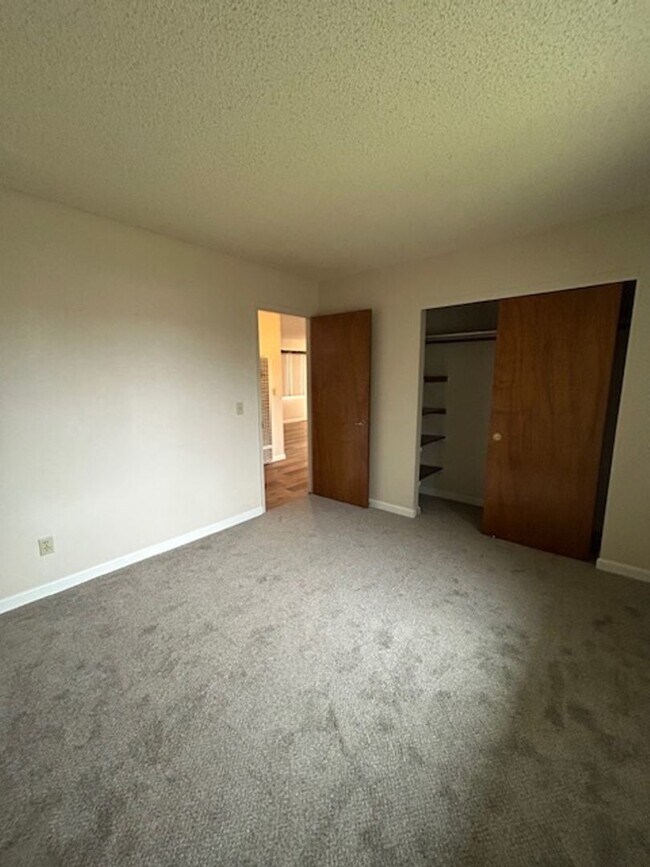 Building Photo - ~ 2 Bedroom in West Petaluma ~