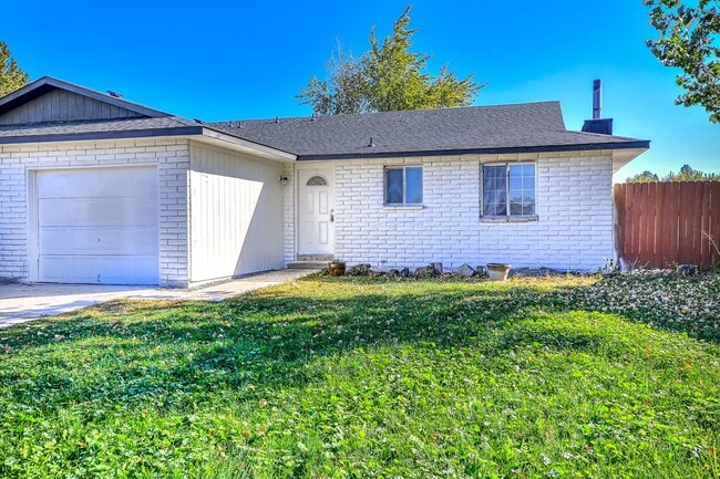 Building Photo - 3 Bedroom 1 Bathroom Duplex in SW Boise