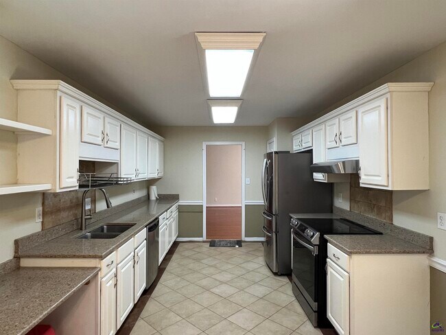 Foto del edificio - 135 Ashford Trace Ln