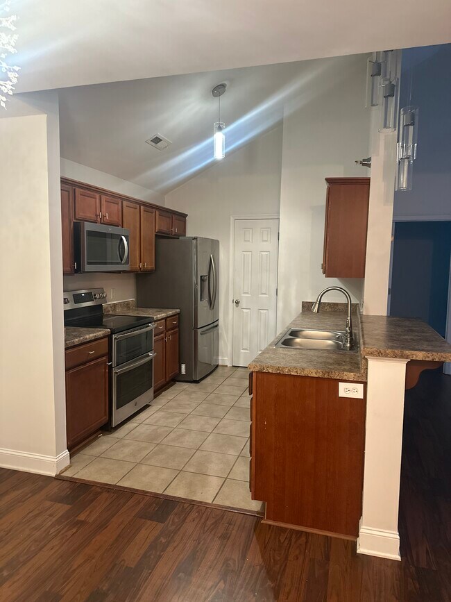 Kitchen - 623 Wyndhurst Dr