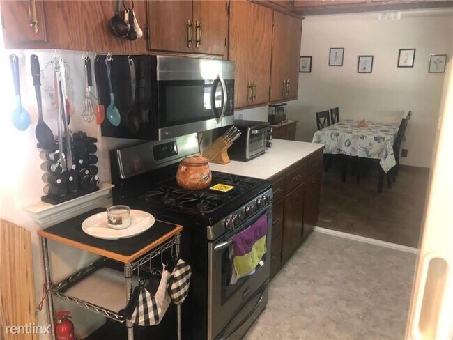 Building Photo - 3 br, 2 bath House - 5841 Regent Ave N