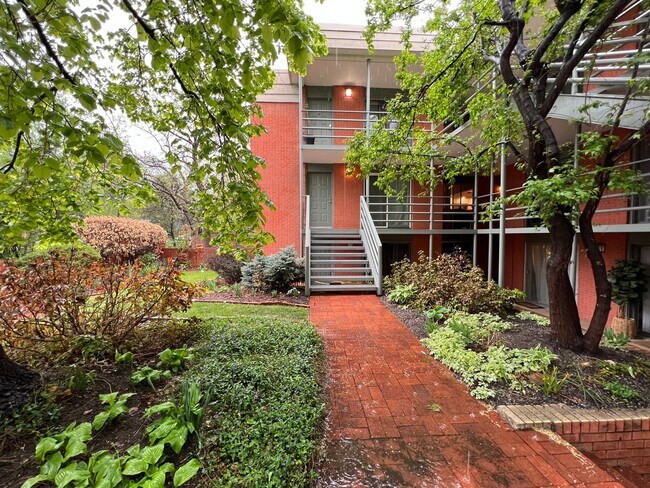 Building Photo - AMAZING LOCATION 2 Bed 1 Bath Condo of Wes...