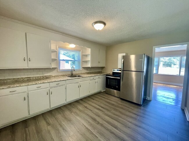 Building Photo - Updated 3 Bed, 1 Bath Nest in Fayetteville