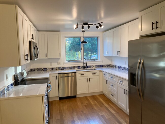 Building Photo - 27 Spruce St