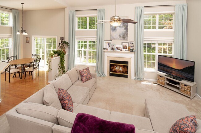 Building Photo - Spacious 4 bedroom home close to Southpoint! Available October 1st