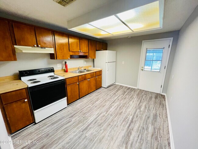 Foto del edificio - 2664 Sunrise Village Dr