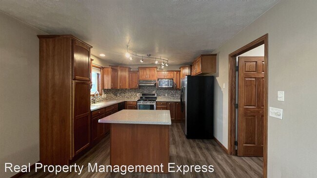 Building Photo - 4 br, 3 bath House - 1915 S Kinderhook Ave