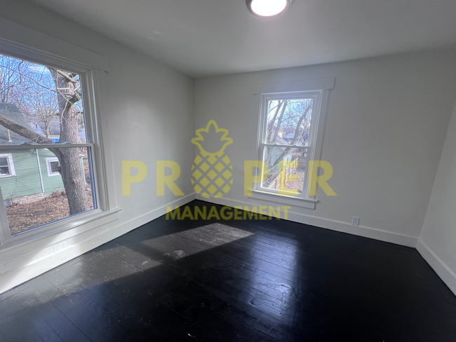 Building Photo - 3 bedrooms 1 bathrooms house for rent