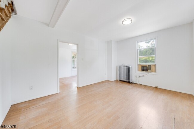 Foto del edificio - 37 Bowers Ln