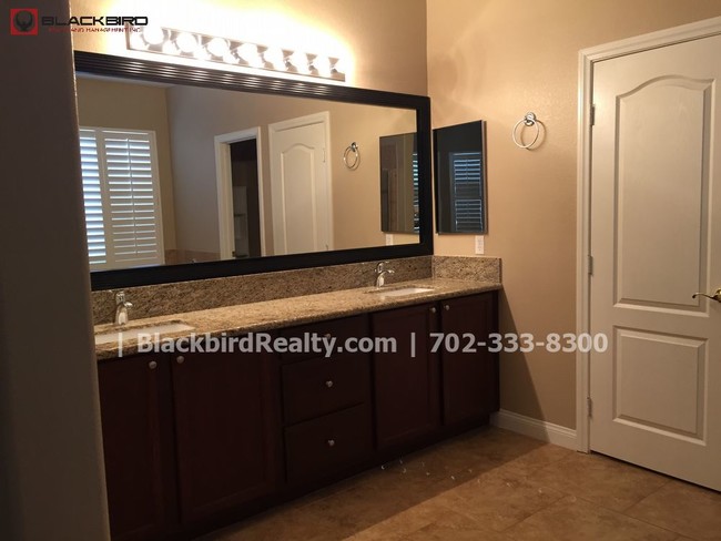 Building Photo - RV Parking - 4 bedroom 3 bath Large Two Story