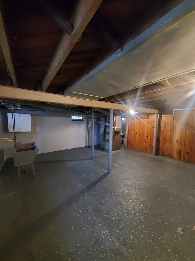 Building Photo - Charming 3-Bedroom Property in Prime Locat...