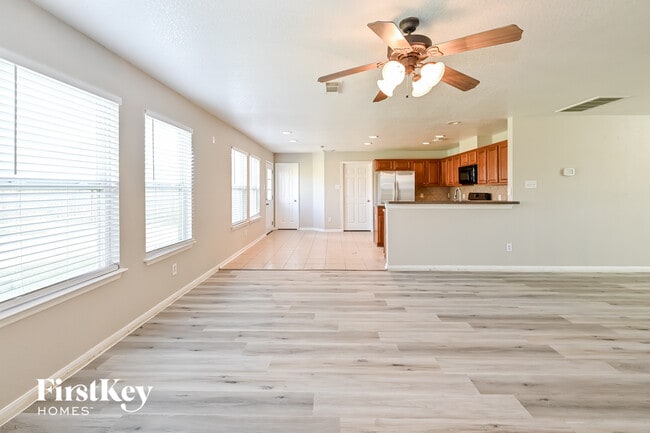 Foto del edificio - 25106 Twister Tr