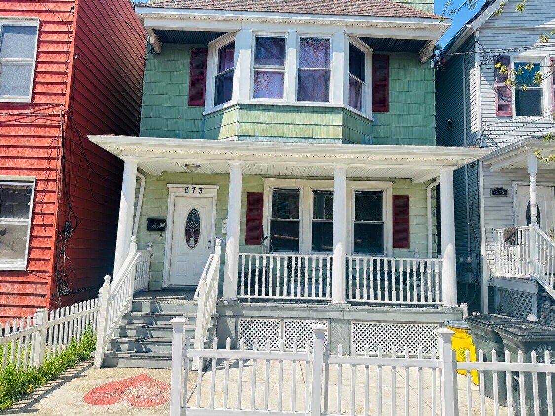 Primary Photo - 673 Catherine St