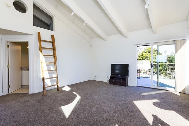 Building Photo - 23635 E Cliff Dr