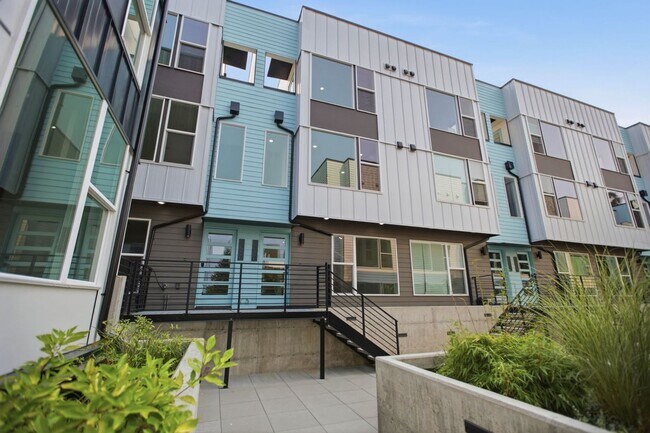 Foto del edificio - Brand new, never lived in 3 bed 2.5 bath townhome in Cedar Park with parking
