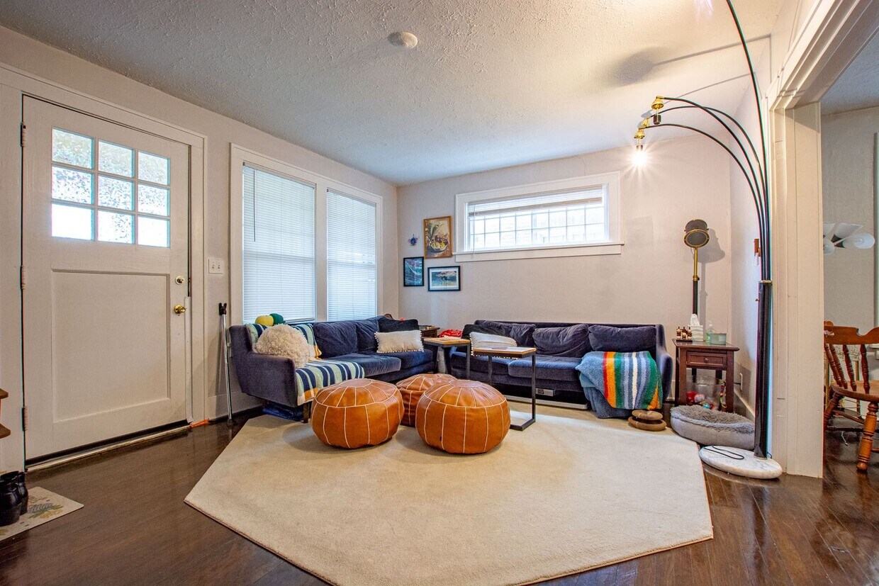 Foto principal - 4934-4936 Davenport Street