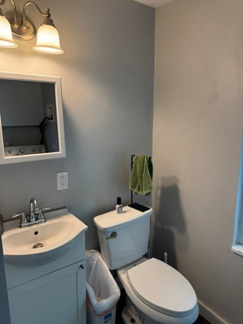 Baño - 206 S Walnut St