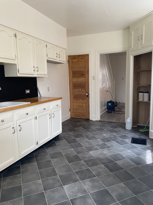 Kitchen - 1039 W Poplar St