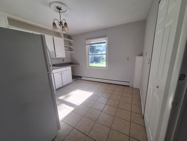 Building Photo - Charming 3 bedroom ranch
