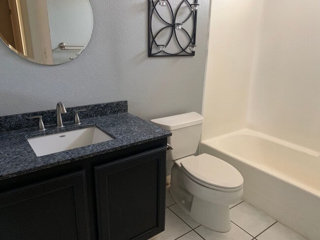 Building Photo - Updated 1 Bedroom 1 Bath Condo with Laundry and Garage