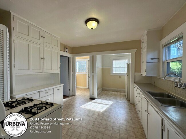 Building Photo - Charming West Petaluma Bungalow with Timel...