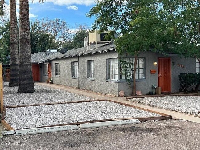 Foto del edificio - 2501 E Clarendon Ave