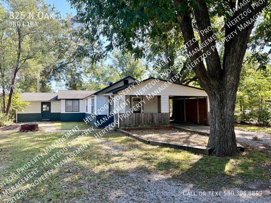 Primary Photo - 825 N Oak-
