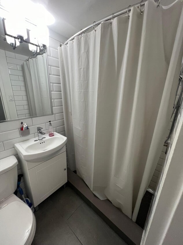 Building Photo - 105 Milton