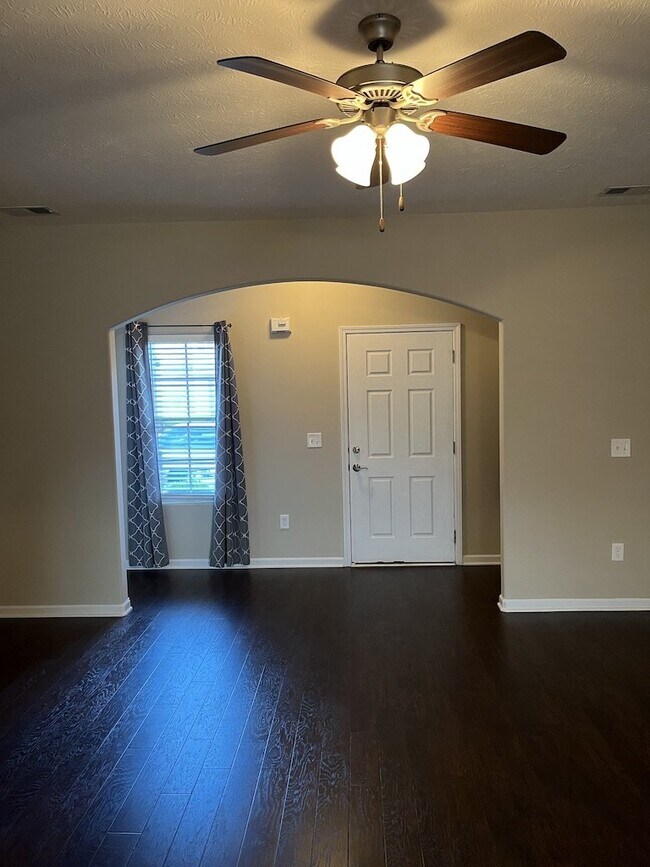 Building Photo - Charming 3 Bed, 2.5 Bath Murfreesboro Home...