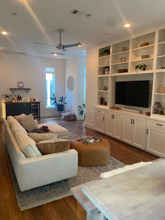 Foto del edificio - 5705 Bryan Pky