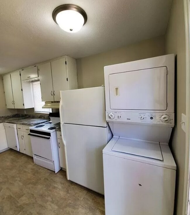 Building Photo - 2 bedroom home with 1+ car garage, pet fri...