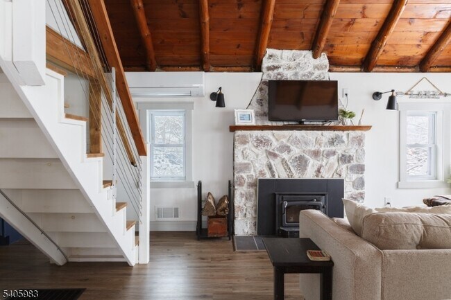 Foto del edificio - 377 Lakeside Rd