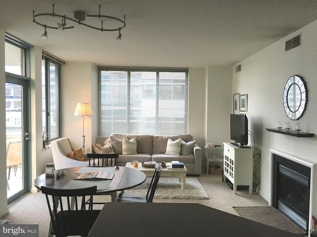 Photo - 851 N Glebe Rd Apartment