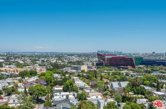 Building Photo - 838 N Doheny Dr