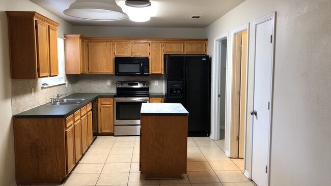 Foto del edificio - NEW FLOORING - COMING SOON!