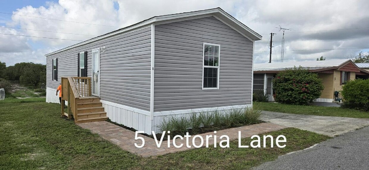 Primary Photo - 5 Victoria Ln