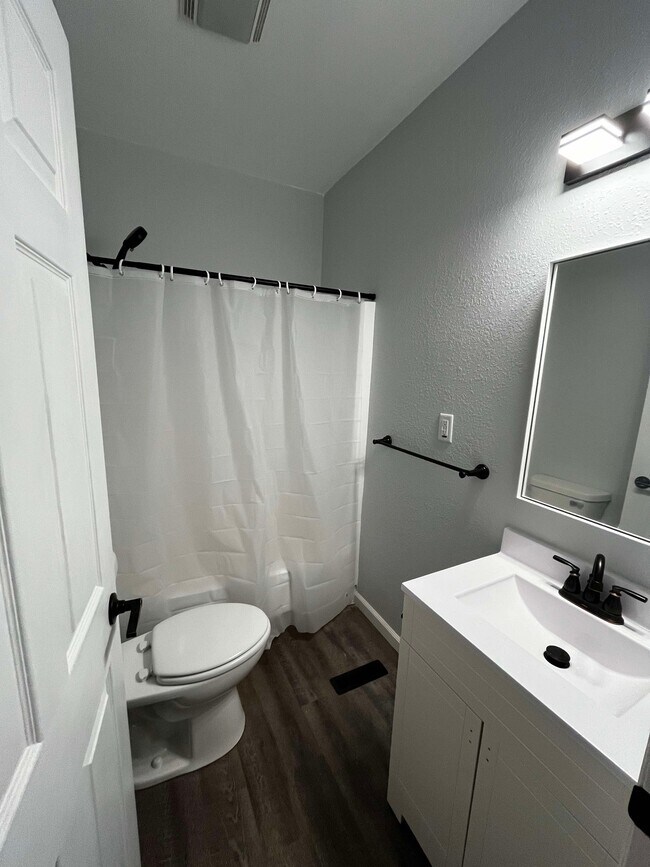 Baño - 514 Walnut Ct