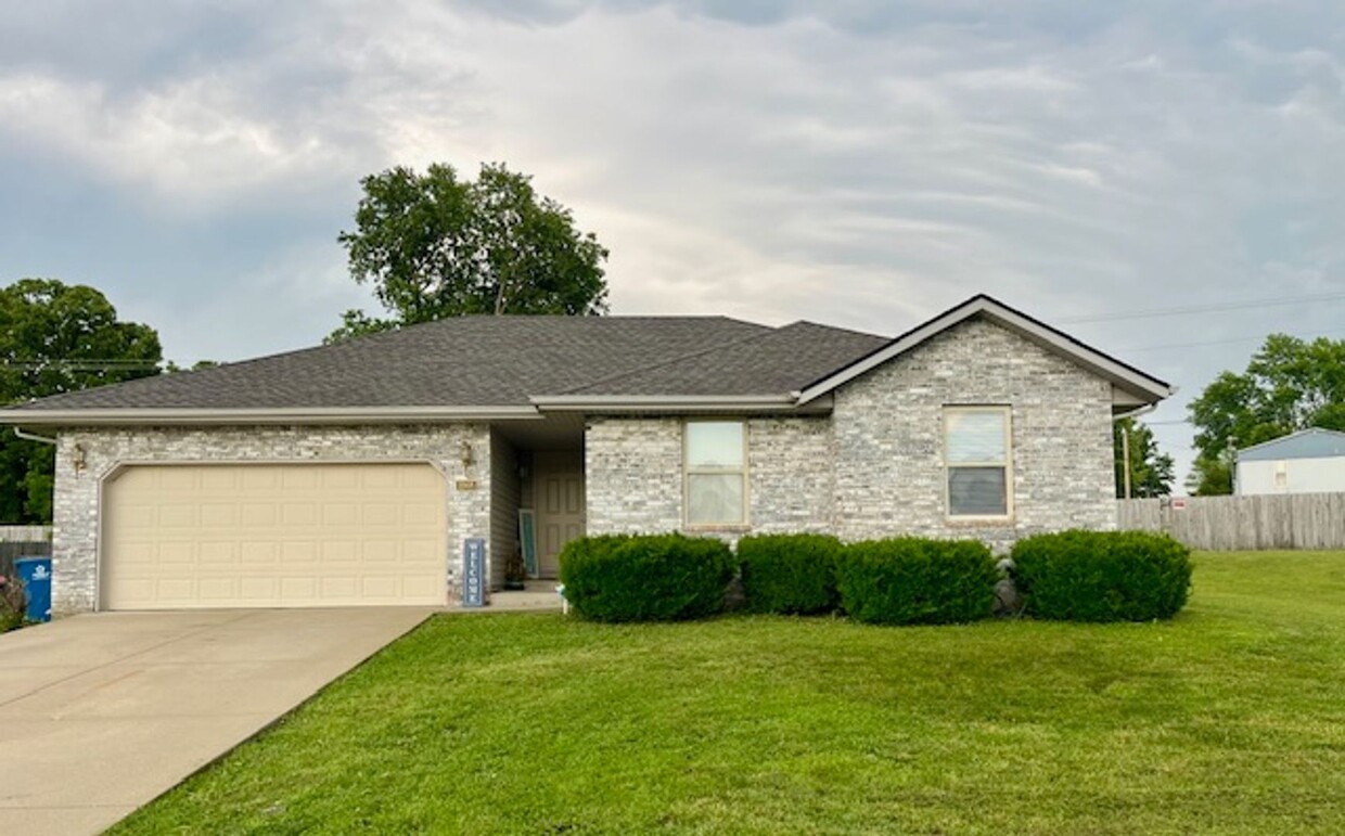 Primary Photo - Great Nixa Location!