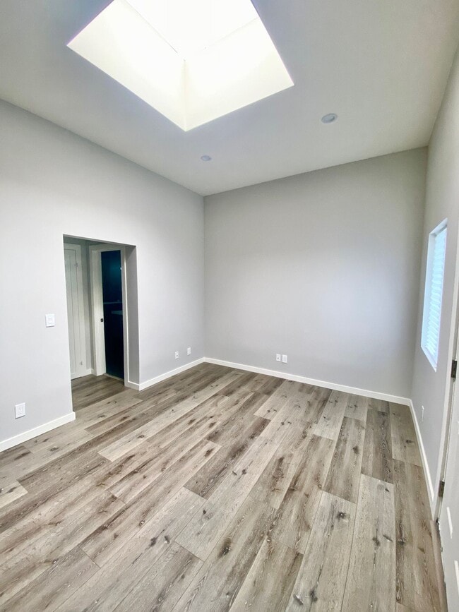 Building Photo - Sweet Spot Alert! Cozy 1 Bed in the Heart of LA