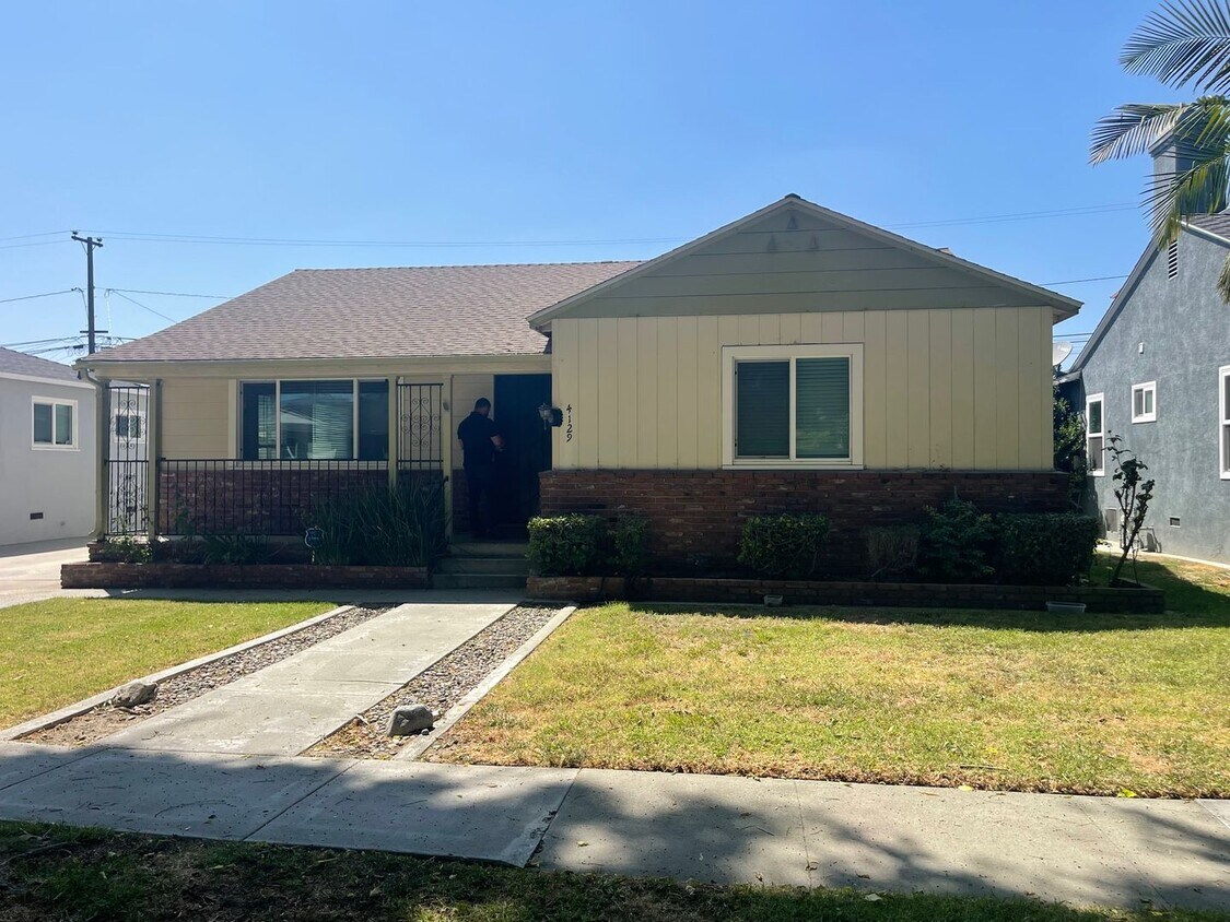 Foto principal - ***COMING SOON*** LAKEWOOD 4BR+FAMILY ROOM