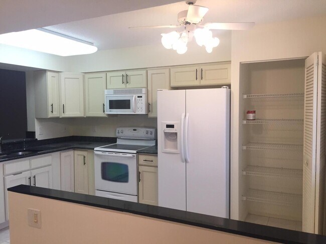 Foto del edificio - 6093 Pointe Regal Cir
