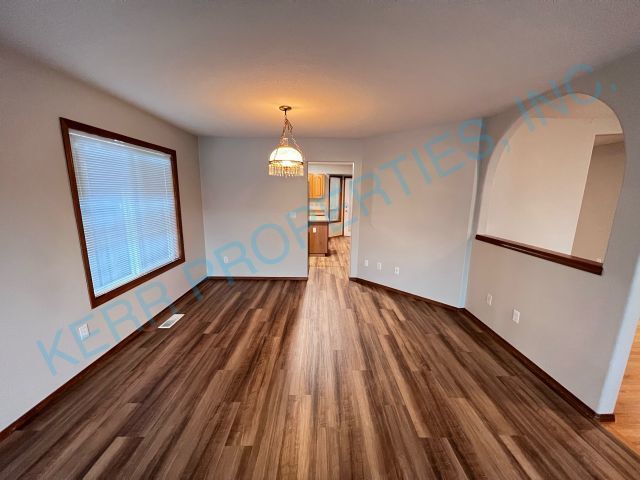 Building Photo - 3 Bd / 2 Bth - Jacuzzi Tub - Gas Fireplace...