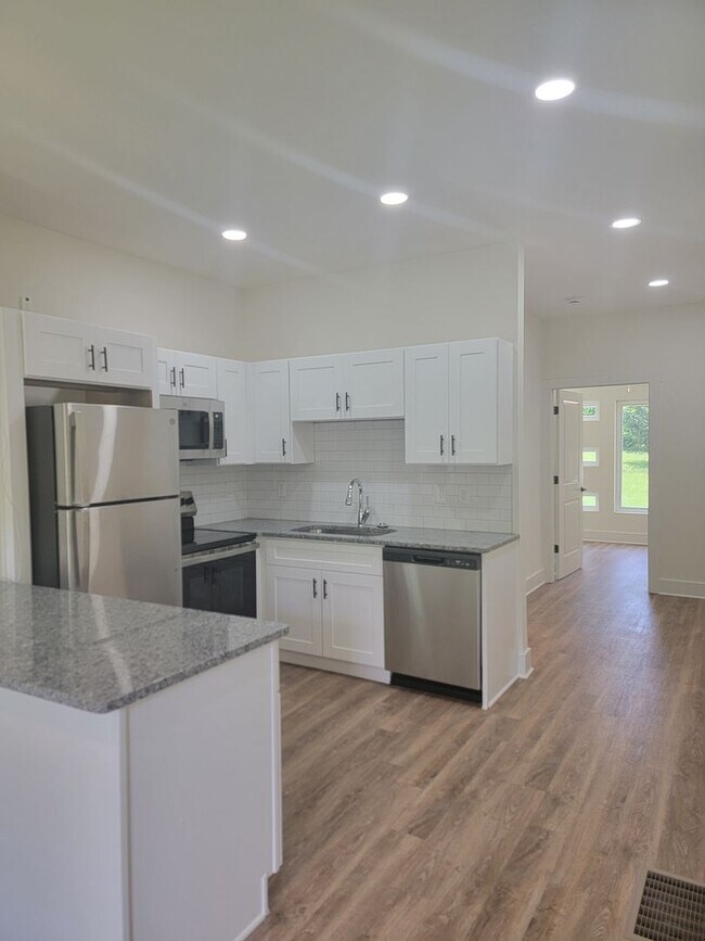 Building Photo - Fall 2025 Student Housing – 4 Beds / 4 Bat...