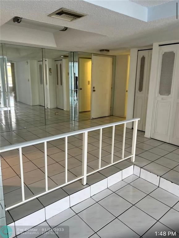 Building Photo - 3750 Inverrary Dr