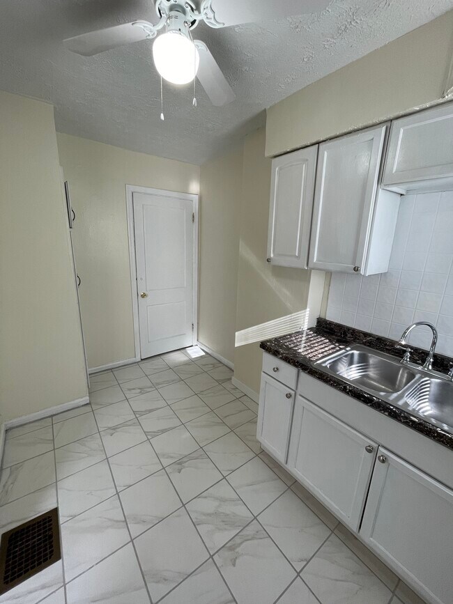 Foto del edificio - 649 N Nelson Rd